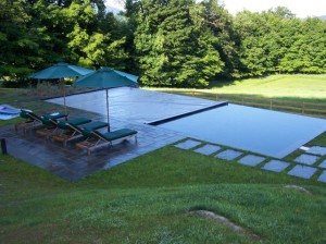 Natural-cleft-pattern-bluestone-pool-patio-and-walk