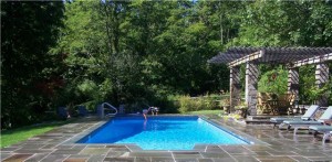 Random-pattern-bluestone-pool-patio-with-thermal-bluestone-coping