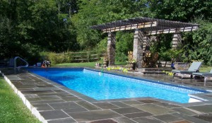 Random-pattern-natural-cleft-bluestone-pool-patio-with-thermal-bluestone-coping